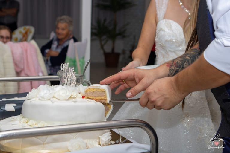 Kitti & Patrik esküvői torta szeletelés
