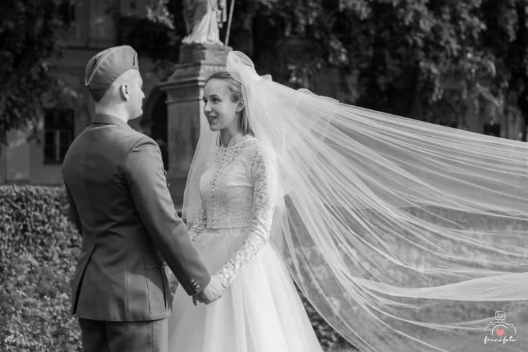 Erika & Dániel gyönyörű menyasszonyi fátyol, fekete-fehér kreatív esküvői fotózás